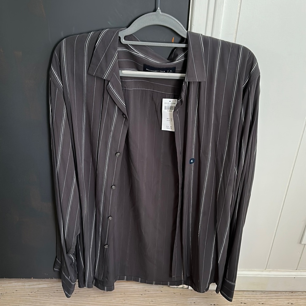 New with tags mens button down shirt